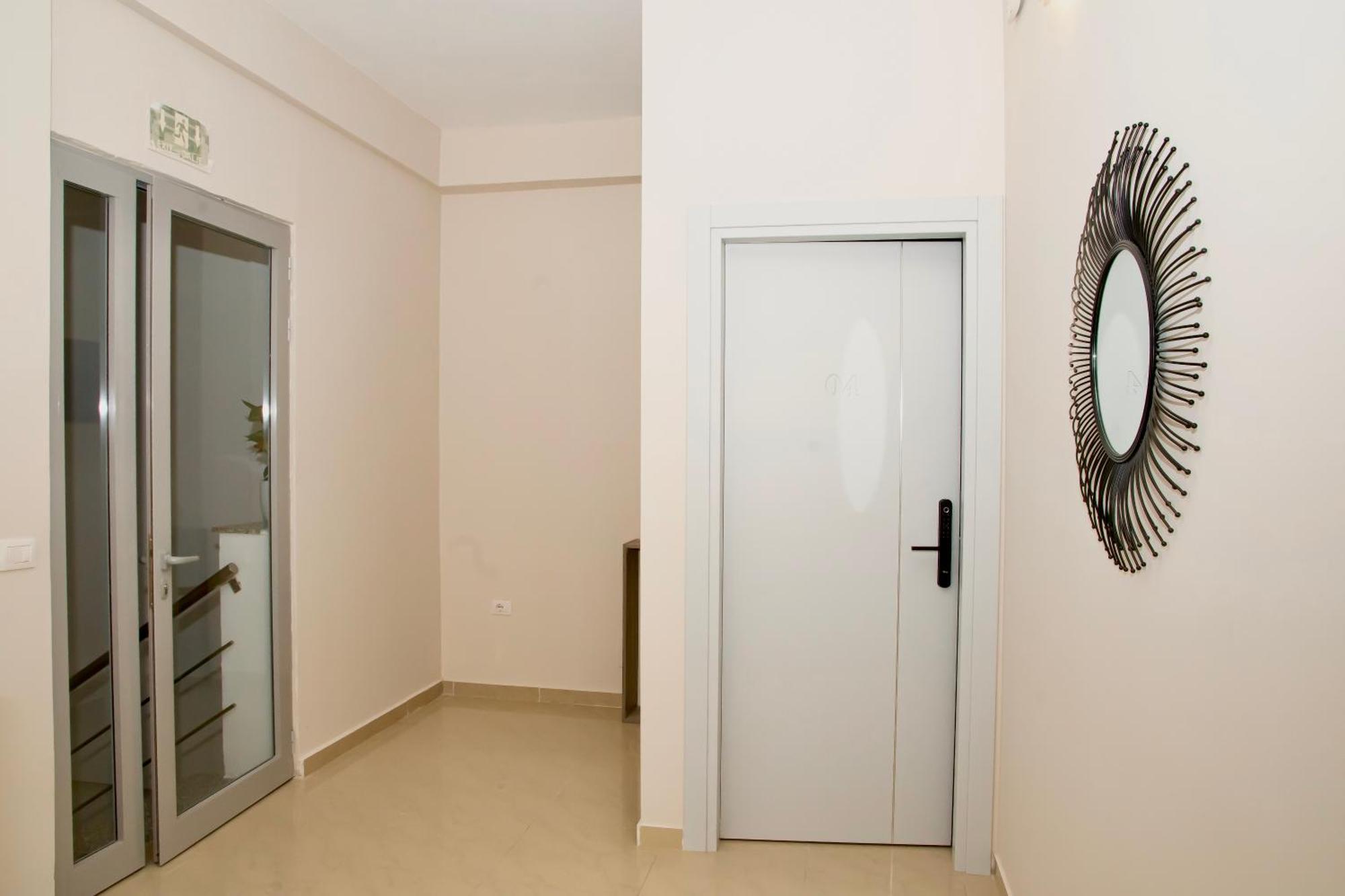 Alv Rent Rooms Вльора Екстер'єр фото