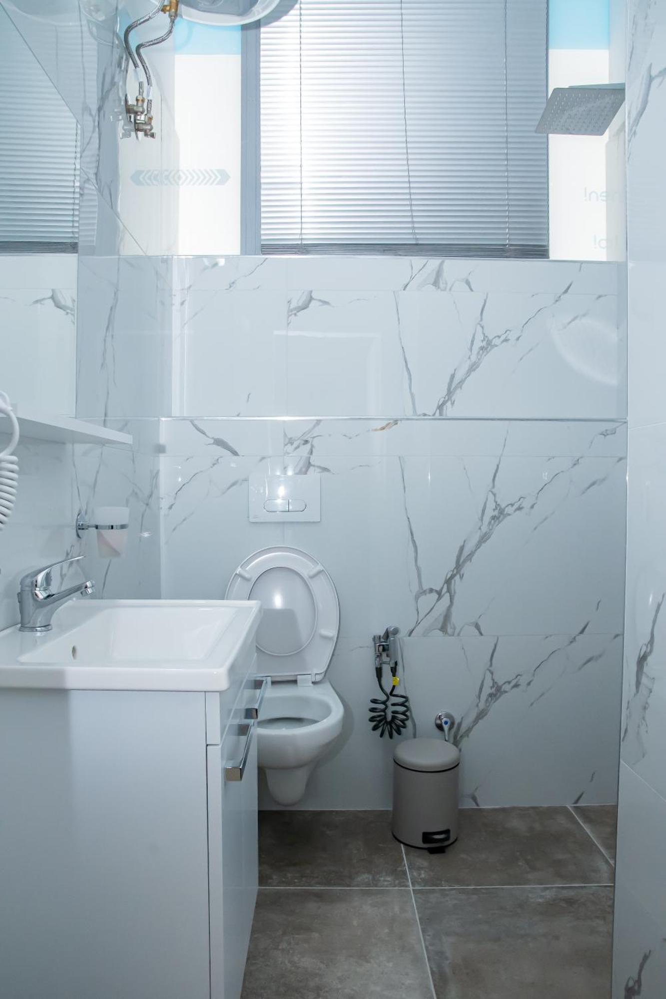 Alv Rent Rooms Вльора Екстер'єр фото