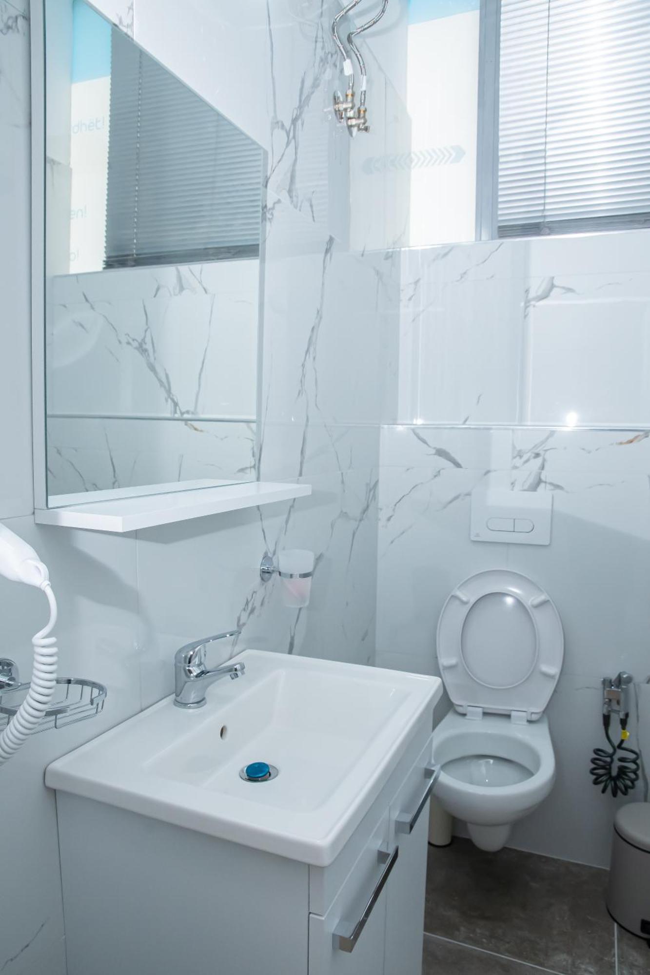 Alv Rent Rooms Вльора Екстер'єр фото