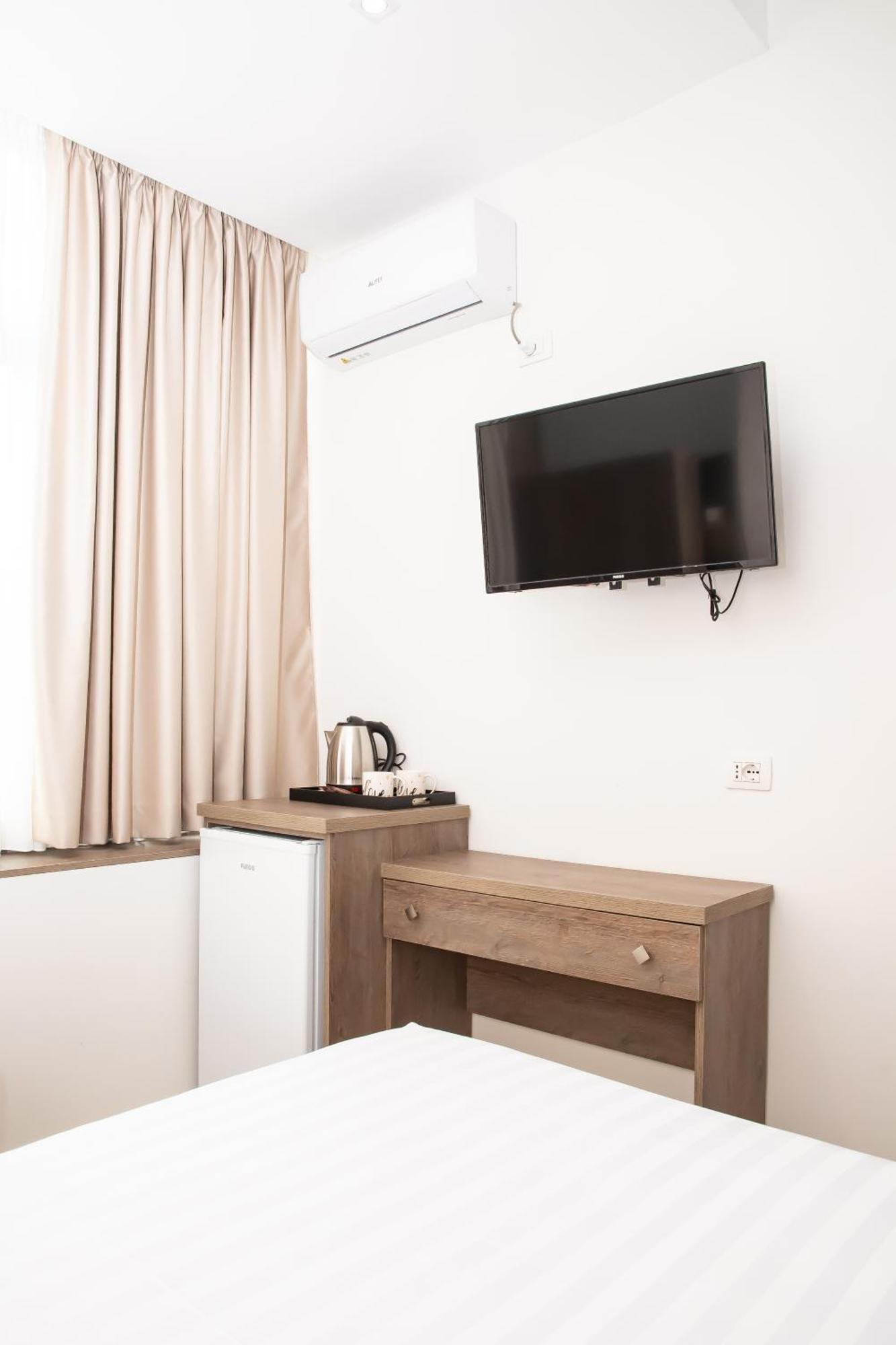 Alv Rent Rooms Вльора Екстер'єр фото